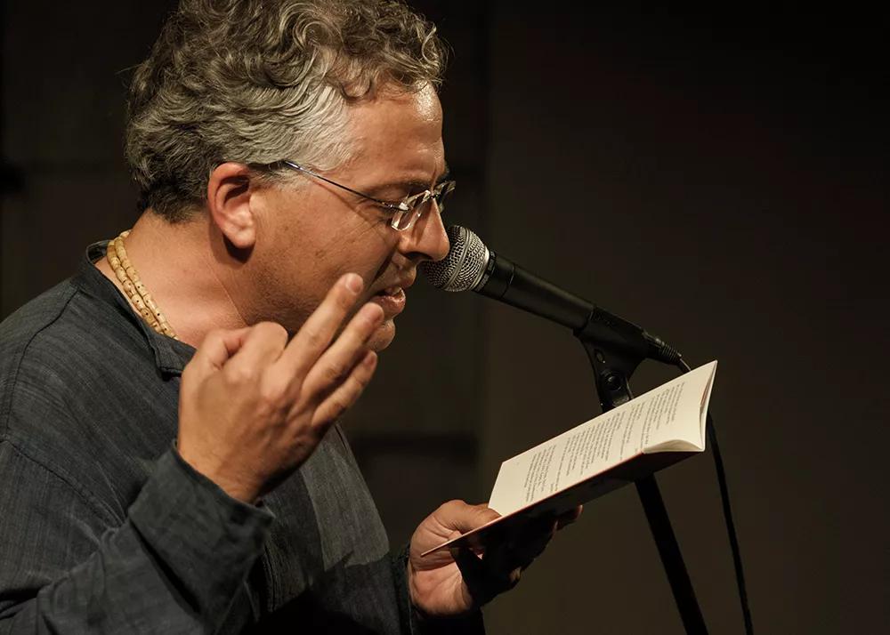Antonio Orihuela recitando sus poemas en el MACBA, Barcelona.
