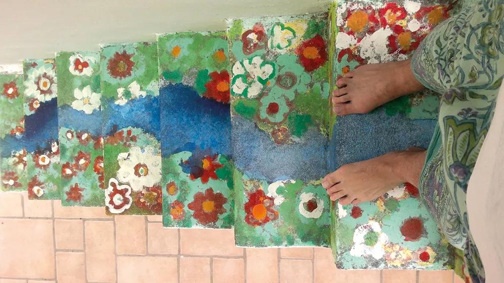 Los pies del poeta, antes de torcerse un tobillo, en la bucólica escalera de su casa de Mérida.
