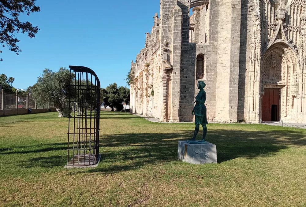 Monumento a los presos políticos en los predios del antiguo penal de El Puerto de Santa María.