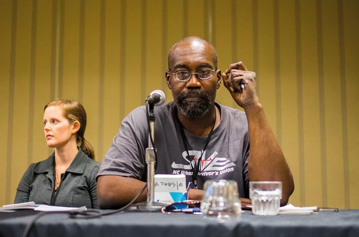 Isaac Jackson, presidente de la San Francisco Urban Survivors Union (Unión de Supervivientes Urbanos de San Francisco), una asociación de usuarios de drogas dedicada a  luchar por el respeto, la dignidad y la justicia social de los consumidores de drogas. 