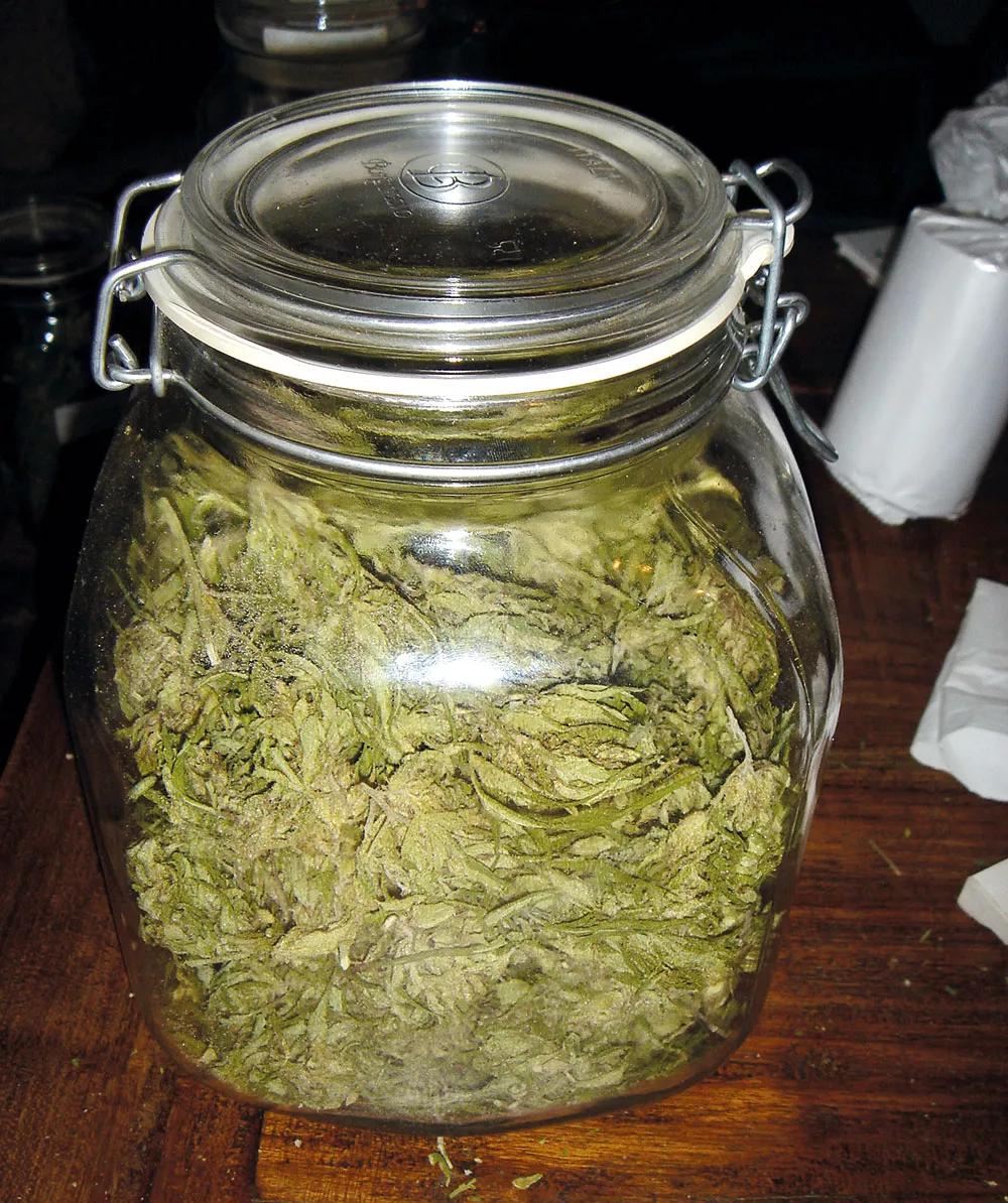 Un bote de cristal hermético es uno de los mejores recipientes para conservar el cannabis a largo plazo. 