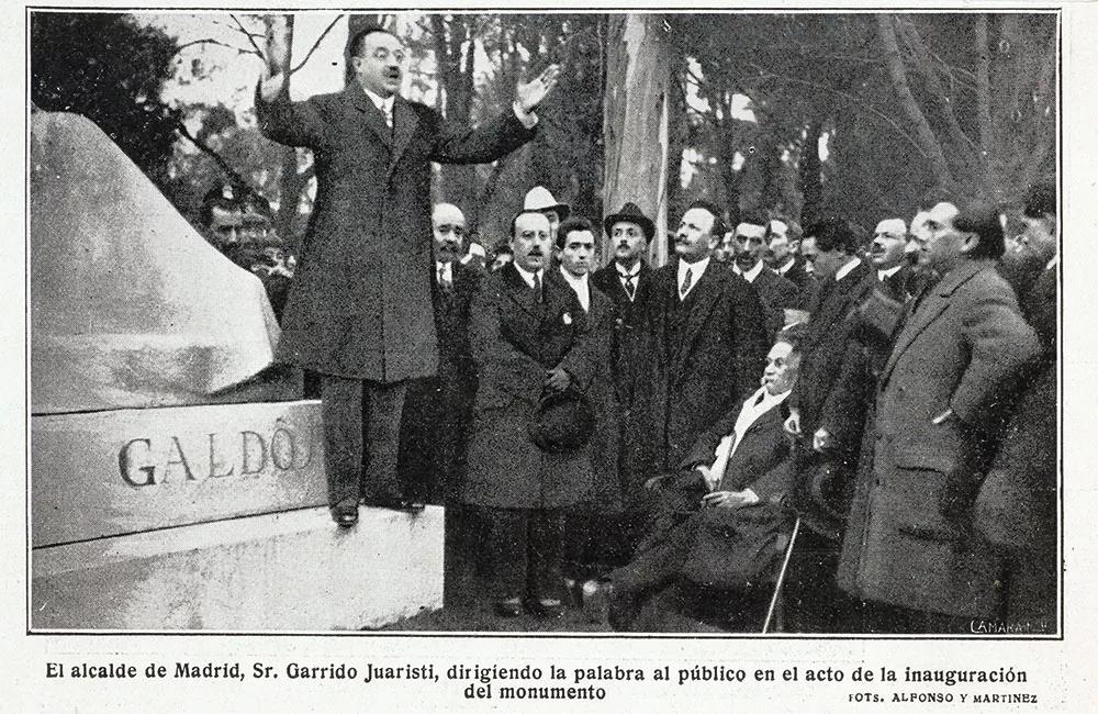 El alcalde de Madrid, Garrido Juaristi, inaugura ante Galdós su estatua.
