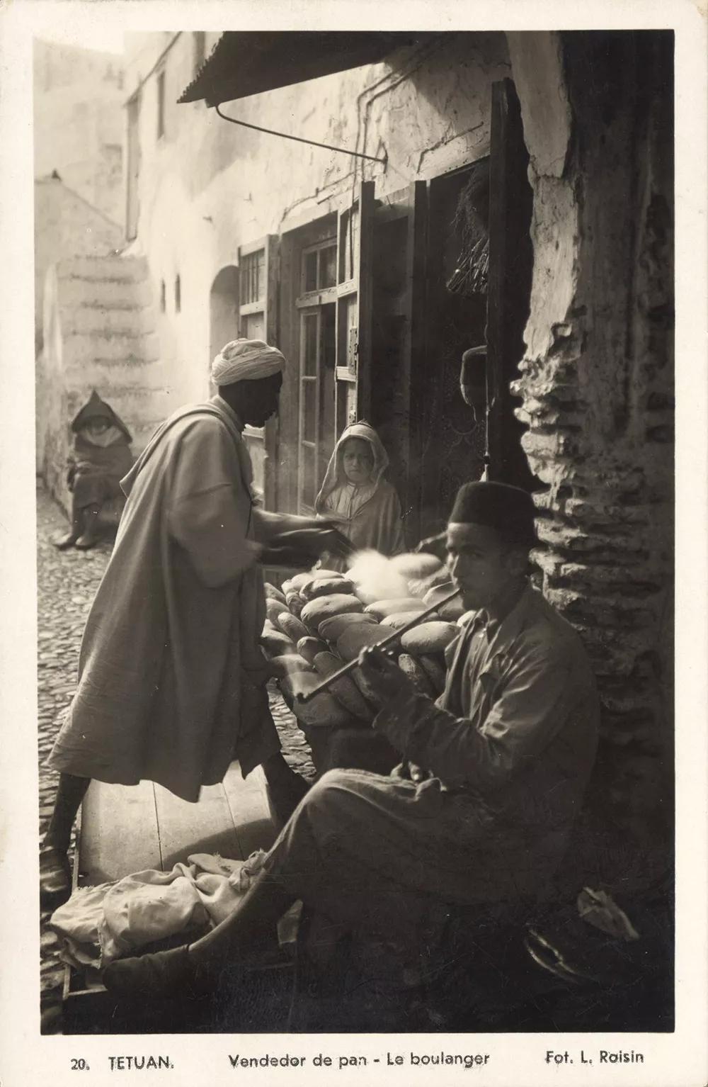 Tetuan. Vendedor de pan y fumador de kif  de Lucien Roisin. Tarjeta postal, c. 1920, colección particular