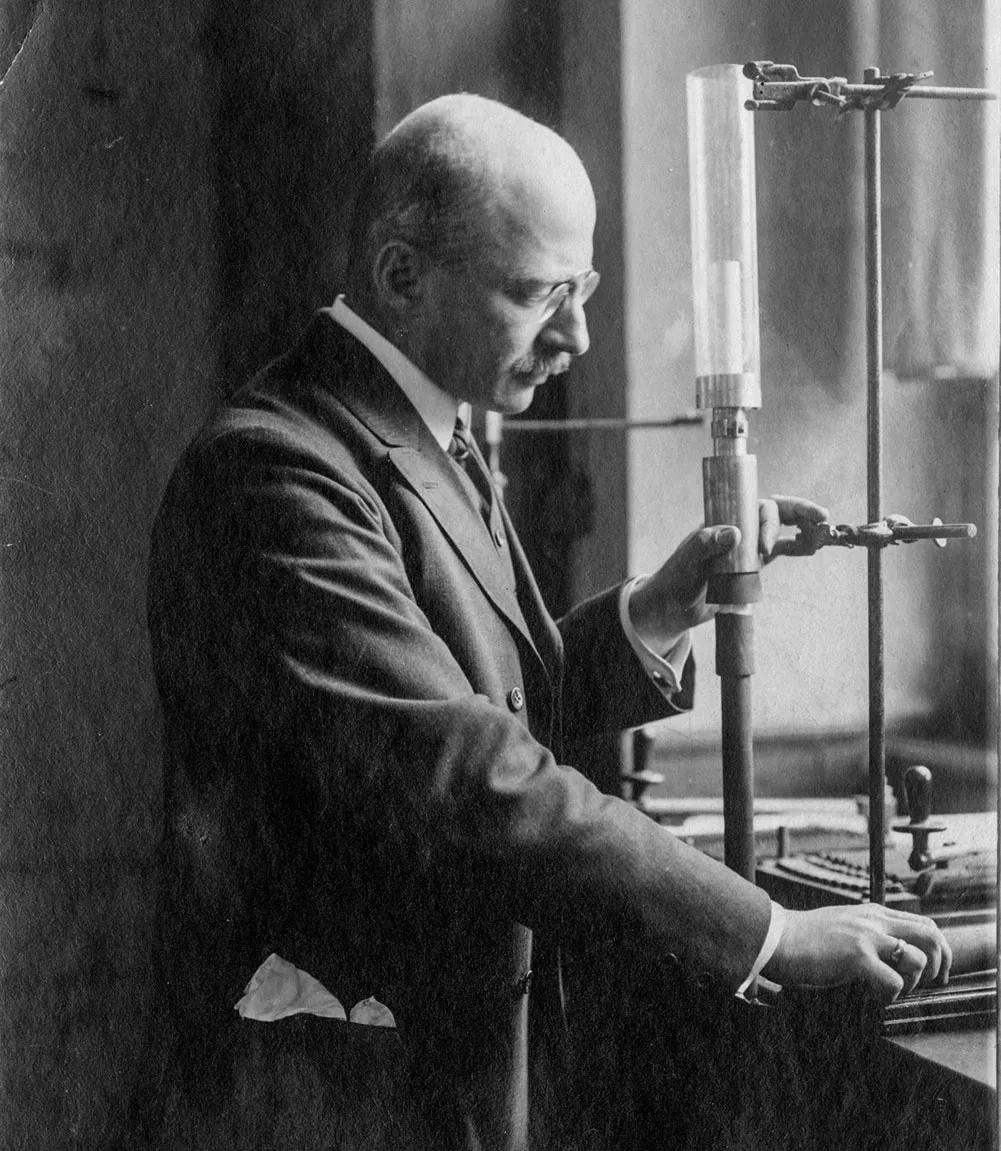  Fritz Haber en su laboratorio.
