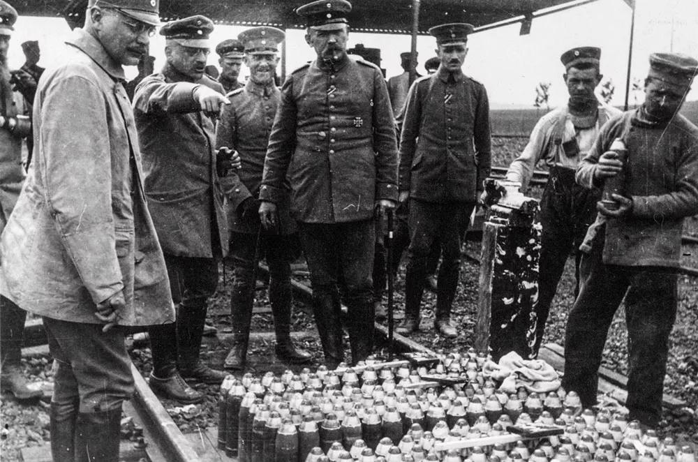 Fritz Haber en el frente oriental durante la Primera Guerra Mundial, instruyendo a los soldados alemanes en el uso del gas de cloro como arma química.