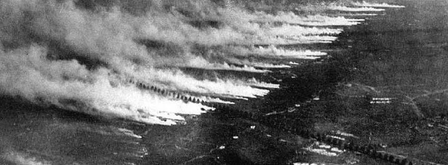 Fotografía aérea del primer ataque con gas en la historia militar, el 22 de abril de 1915 en Flandes (Bélgica).