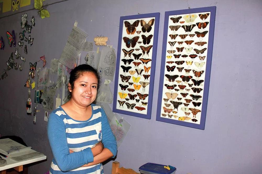 Biznieta de la chamana Consuelo, mostrando su colección de mariposas autóctonas.