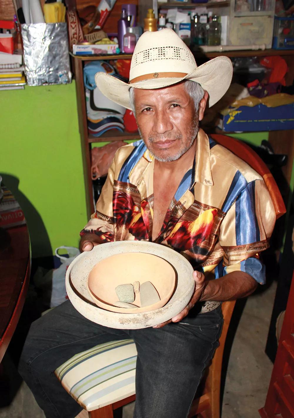 El nieto de doña Consuelo mostrando su hallazgo de piedras precolombinas.