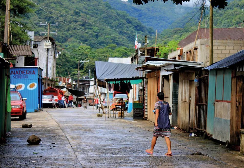 La calle principal de San José Tenango, cuyo ajetreo comienza a tempranas horas de la mañana. 