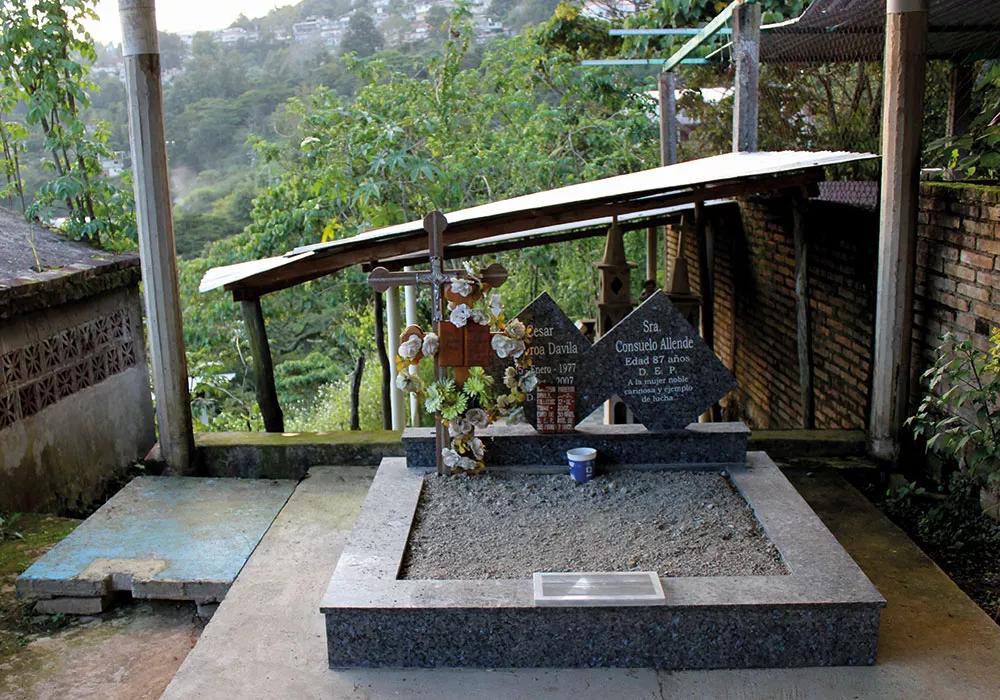 La tumba de doña Consuelo se encuentra en Huautla de Jiménez, bajo el epitafio “A la mujer noble, cariñosa y ejemplo de lucha”.