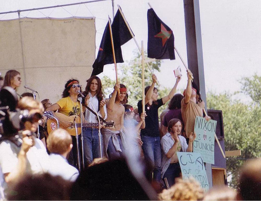 David Peel interpreta “The Pope Smokes Dope” en un acto de protesta en Washington D.C. en 1971