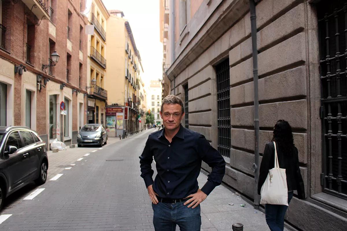 Radden Keefe, tras la entrevista, posando en una calle del centro de Madrid