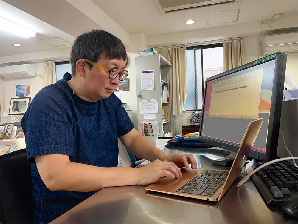 Goro Koto en su oficina de la Harm Reduction Tokyo, cuya atención es sobre todo virtual, a través de distintos chats