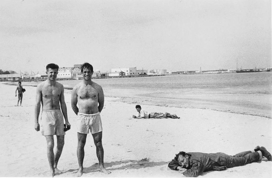. Con Peter Orlovsky y William S. Burroughs fotografiados  por Allen Ginsberg en una playa de Tánger (1957).