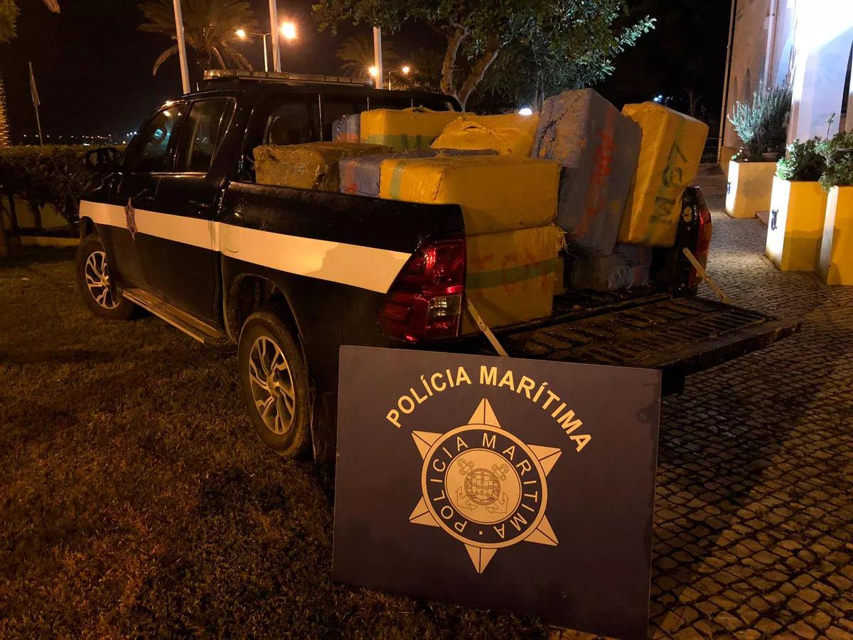 Fardos recuperados por la Policía Marítima de Portugal en el Algarve.