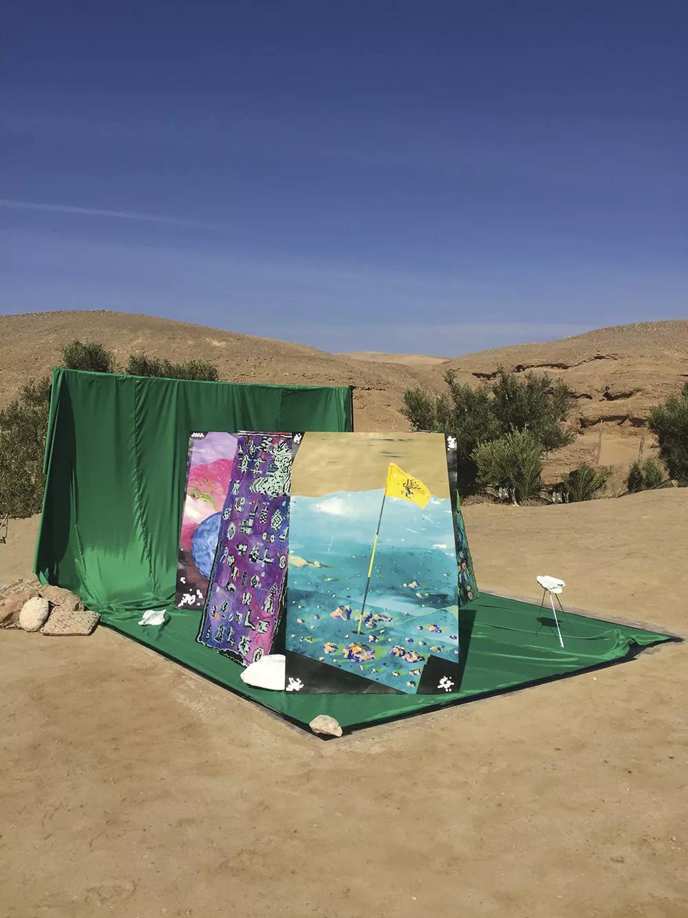 El fin será televisado, instalación para la exposición en La Pause, Desierto de Agafay, Marruecos (2020) 