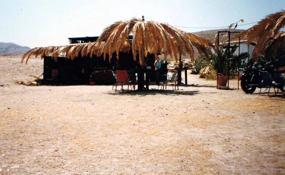 Una de las primeras estampas del Bar, en 1994, con la barra solitaria como un oasis secreto en el desierto almeriense.