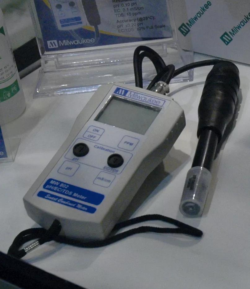 Enjuaga con agua el medidor de pH después de cada uso y llena el tapón del sensor con líquido de mantenimiento. 
