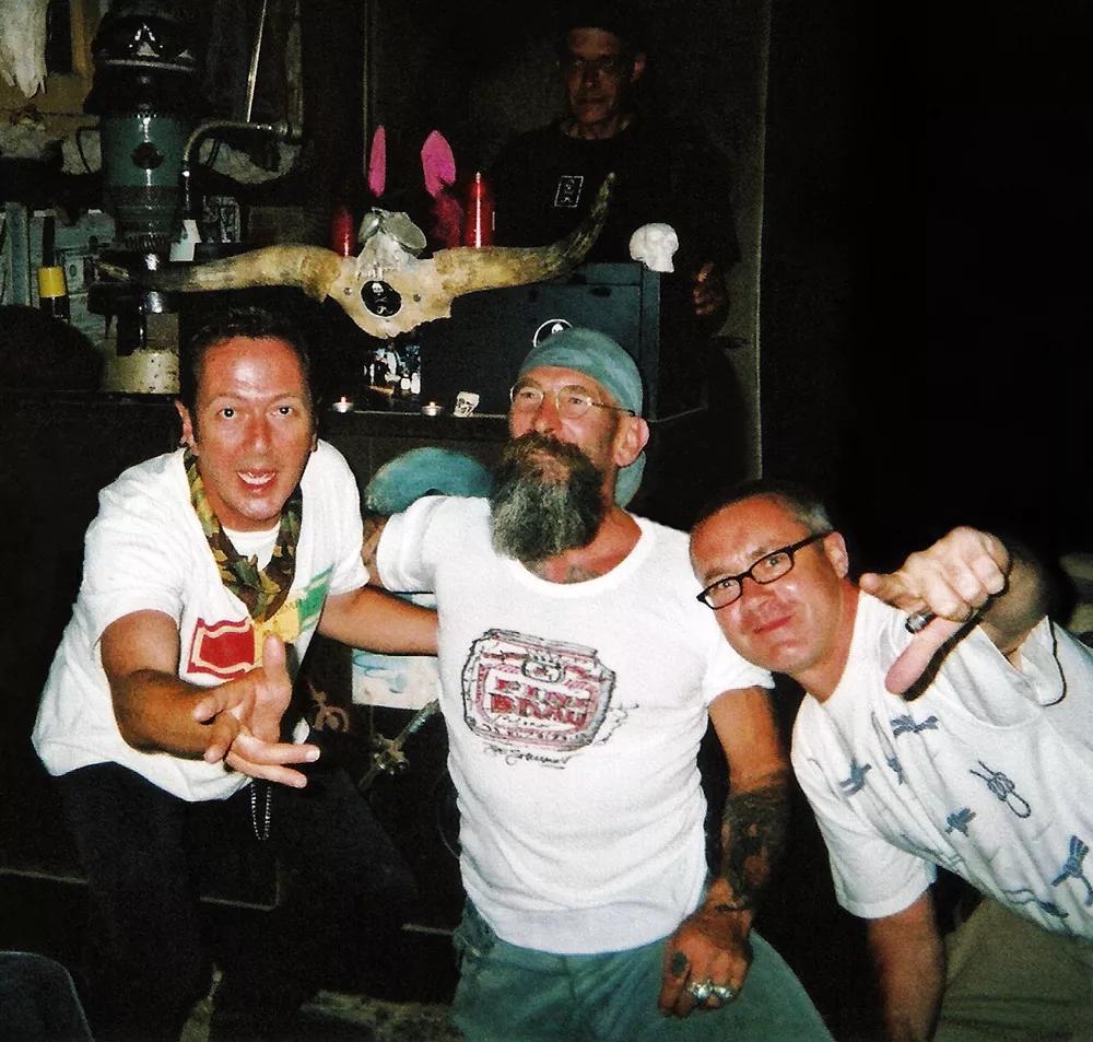 Joe Strummer, Jo y Damien Hirst después de una ronda de chupitos tóxicos. Agosto de 2002
