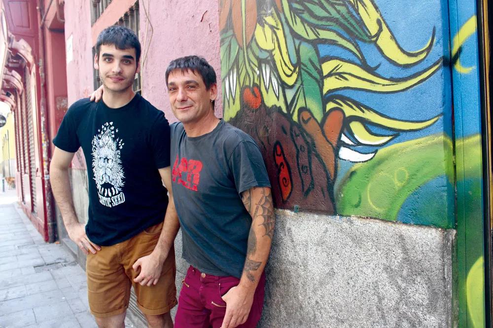Santi y José, en 2015, a la puerta de su grow en Malasaña.