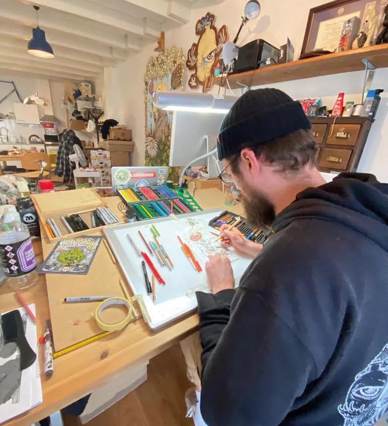 Mossy Giant trabajando en la mesa de dibujo de su estudio, donde todas las creaciones cobran vida.