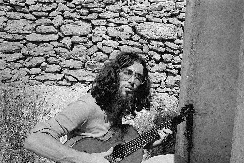 En Formentera y armado con su guitarra
