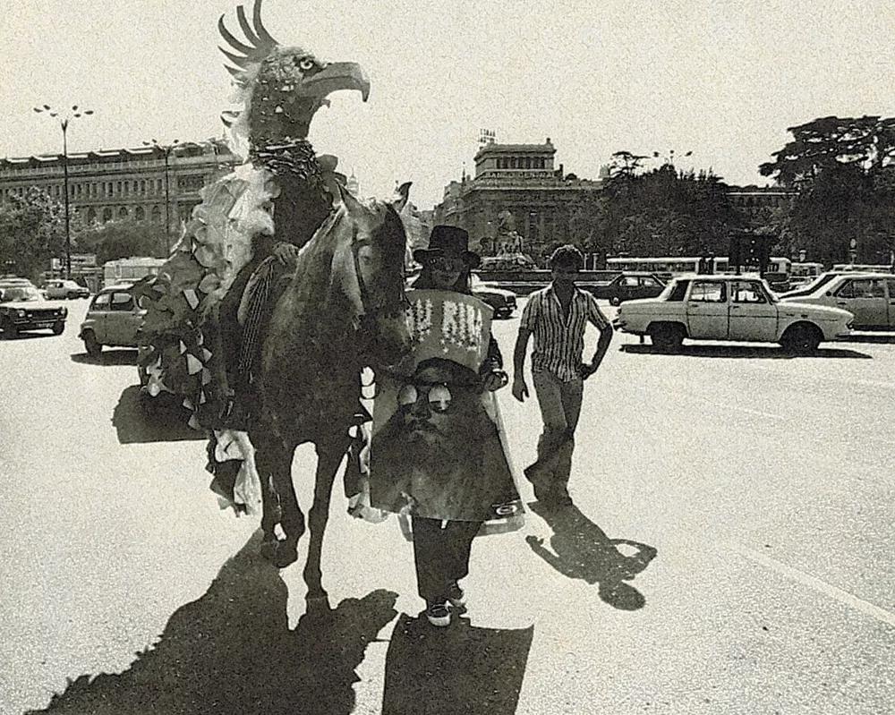 En Madrid a principios de los ochenta anunciando a caballo un concierto.