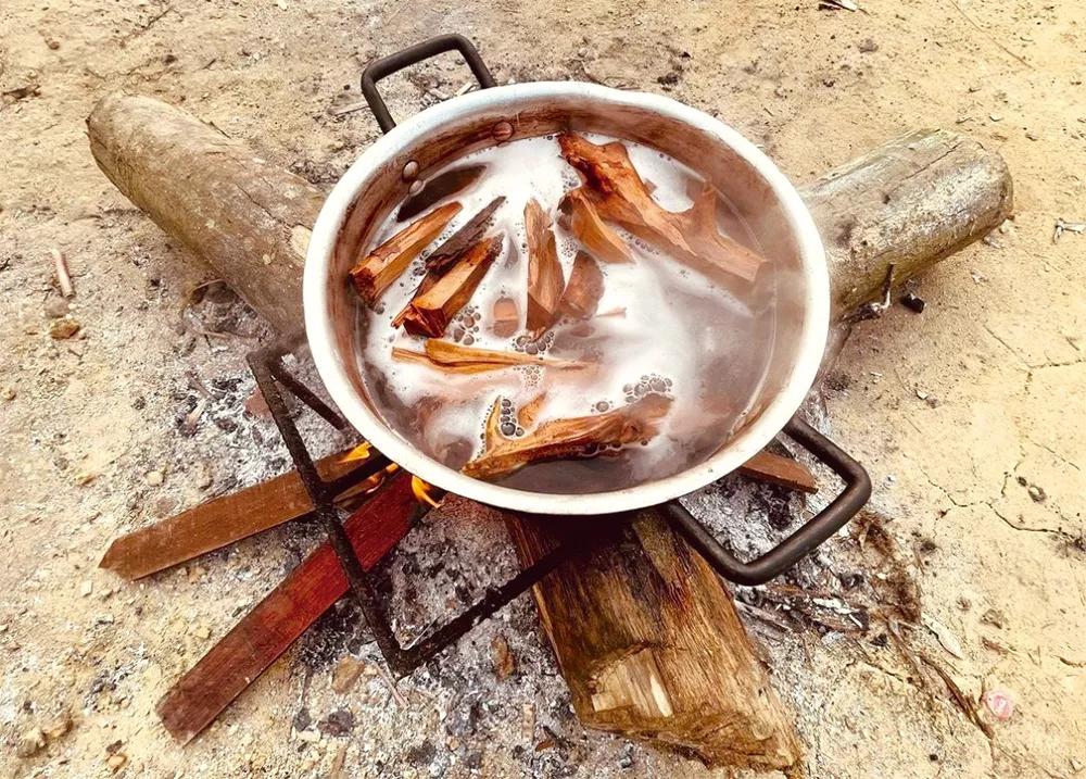 Una cocción de iboga, la bois sacré (‘madera sagrada’) de los buiti de Gabón, se prepara para una ceremonia espiritual.