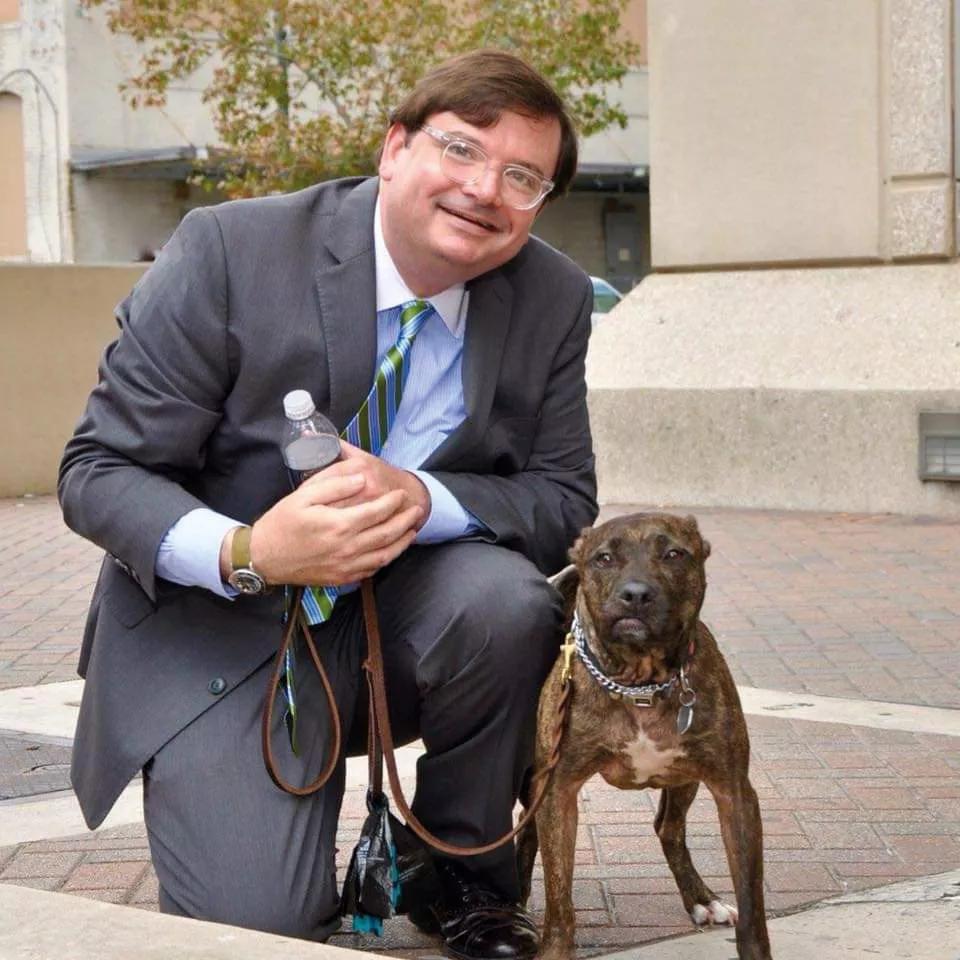 Mark con Elsa, una pitbull que rescataron de un final agonizante.