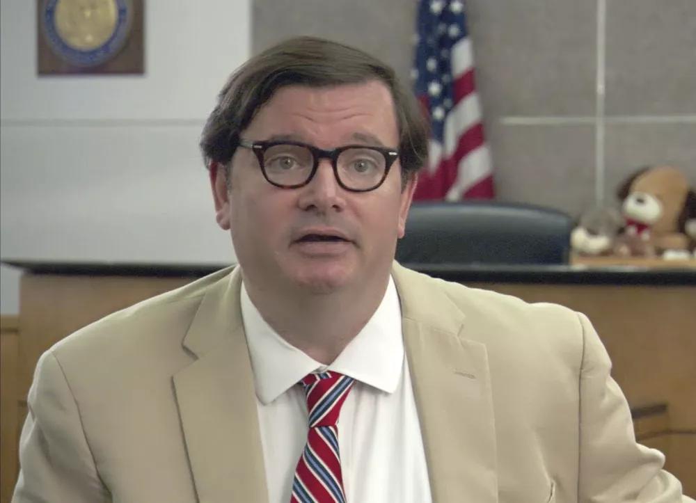 Mike Schneider en una captura del vídeo de la campaña para su relección como juez en 2018.