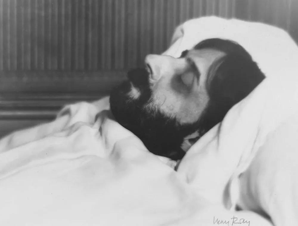 Proust muerto y retratado por Man Ray.