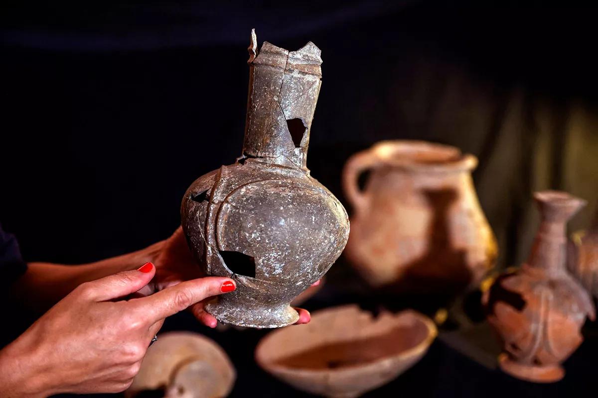 Fue descubierto en el interior de unas vasijas de cerámica que formaban parte de una ofrenda funeraria.