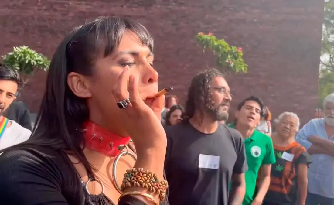 Una diputada mexicana siembra cannabis y fuma a las puertas del Congreso