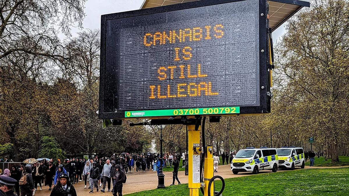 “El cannabis sigue siendo ilegal”, se podía leer en un cartel que puso la policía.