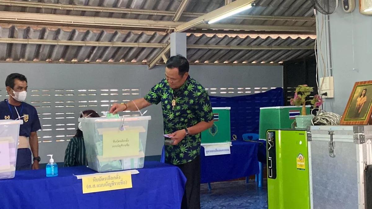 El ministro de Salud tailandés fue a votar con una camiseta con hojas de marihuana