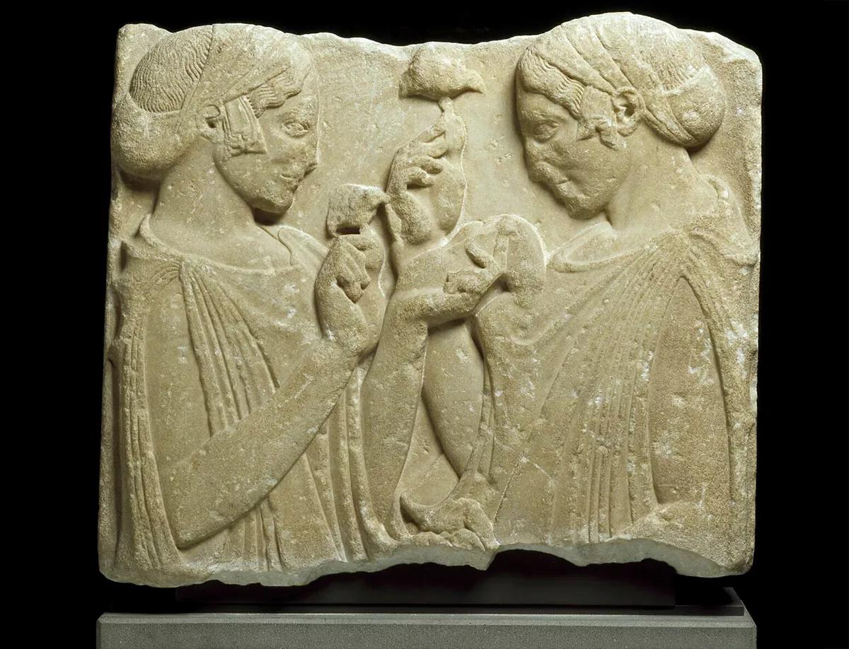 Exaltación de la flor, Deméter y Perséfone sosteniendo un hongo, Farsala, aproximadamente 470-460 a.C. (Museo del Louvre).