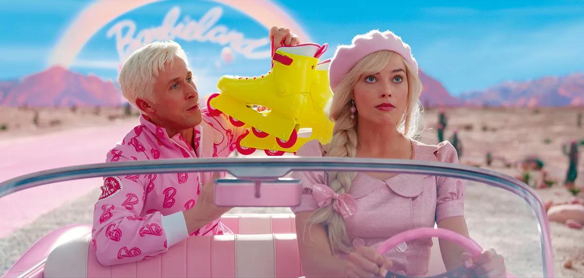 Ryan Gosling, en el papel de Ken, y Margot Robbie, una Barbie de carne y hueso, saliendo de Barbieland.