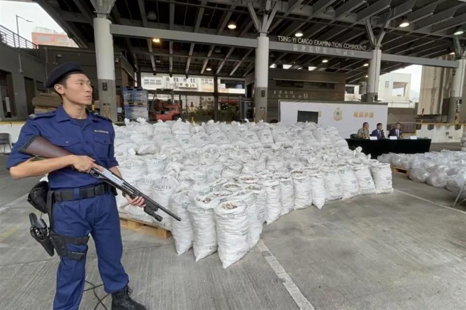 Hong Kong intercepta 1 tonelada de metanfetamina, el mayor envío de su historia