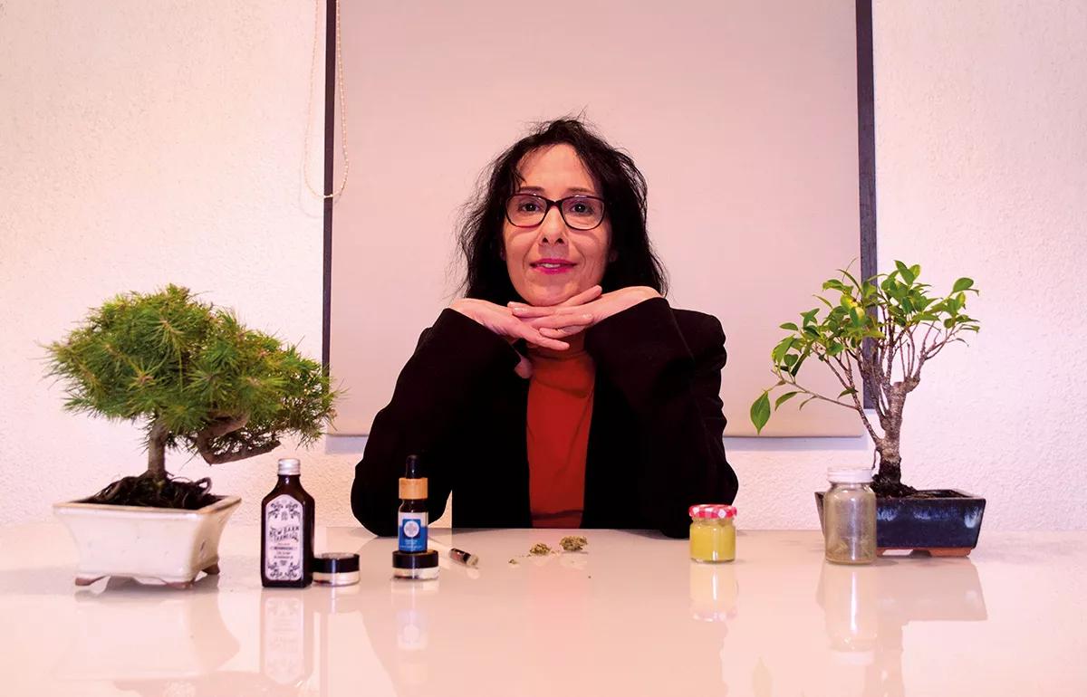 “Mi amigo el cultivador me dijo que no tomara tantas pastillas. Si con solo fumar me sentía bien, que me imaginara lo que podía hacer el aceite medicinal. No se me había ocurrido. Y empecé. Tomaba nueve pastillas y las fui dejando una a una”