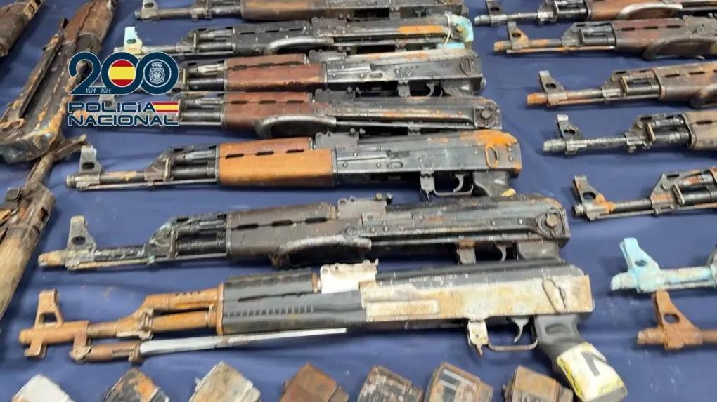 En el operativo,&nbsp;además de la tonelada de cocaína, también se intervinieron armas largas consideradas de guerra junto a equipos de transmisión y material que imitaba los chalecos de la Guardia Civil.